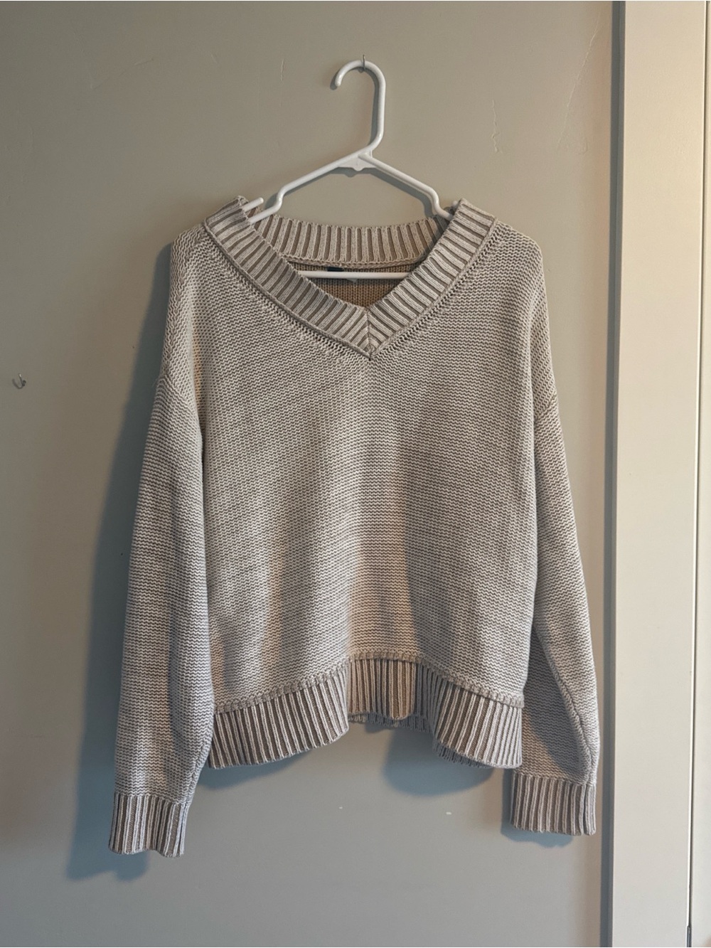 American Eagle Outfitters V-Neck Sweater in Light Gray